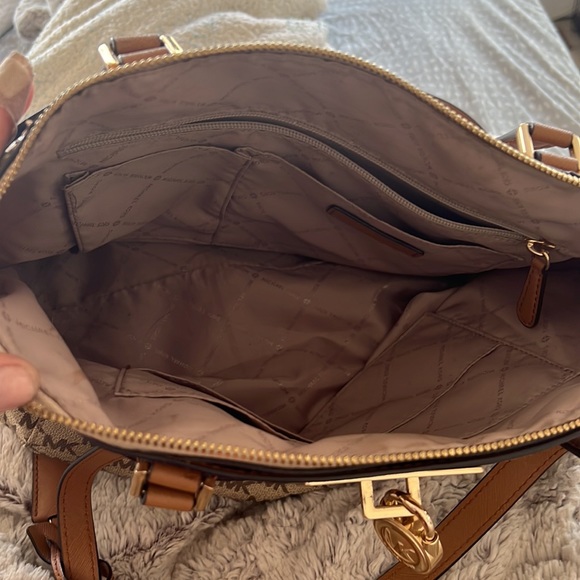 Michael Kors Hamilton Traveler w/ matching wallet - Picture 2 of 5